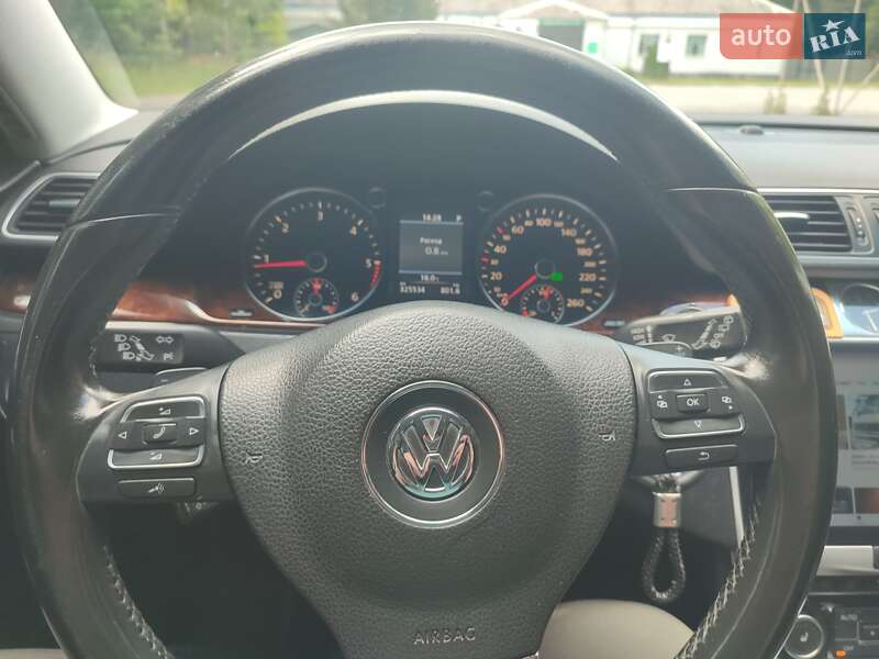 Універсал Volkswagen Passat 2011 в Звягелі