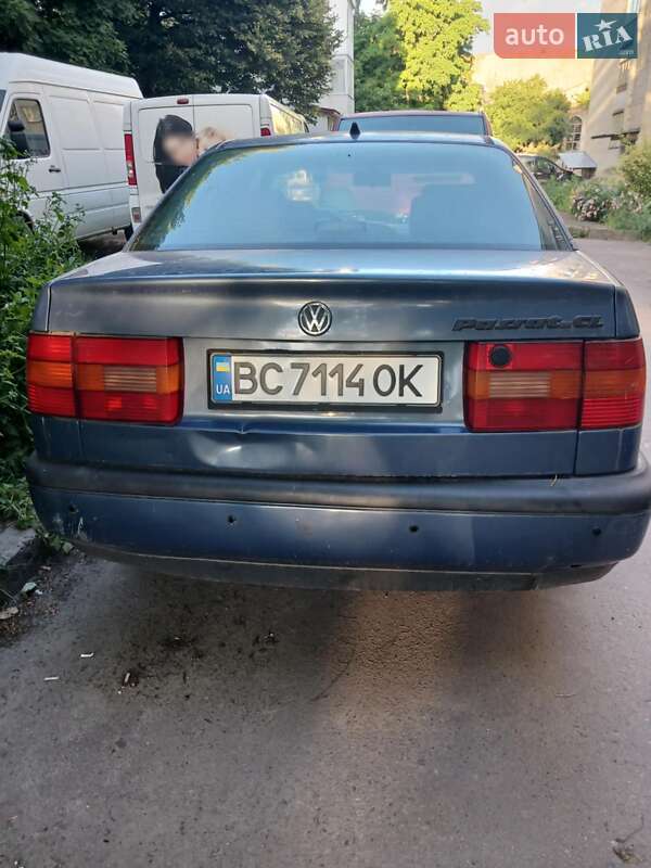 Седан Volkswagen Passat 1994 в Бродах