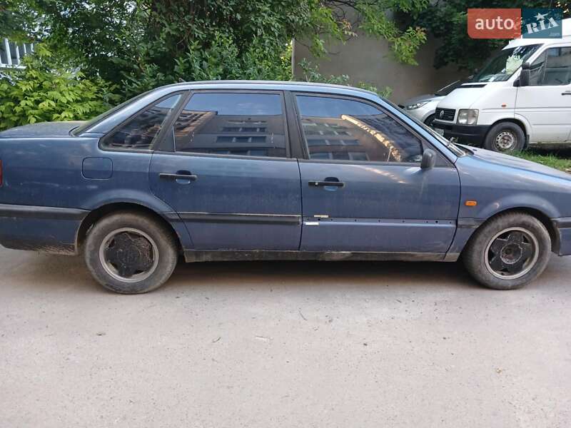 Седан Volkswagen Passat 1994 в Бродах