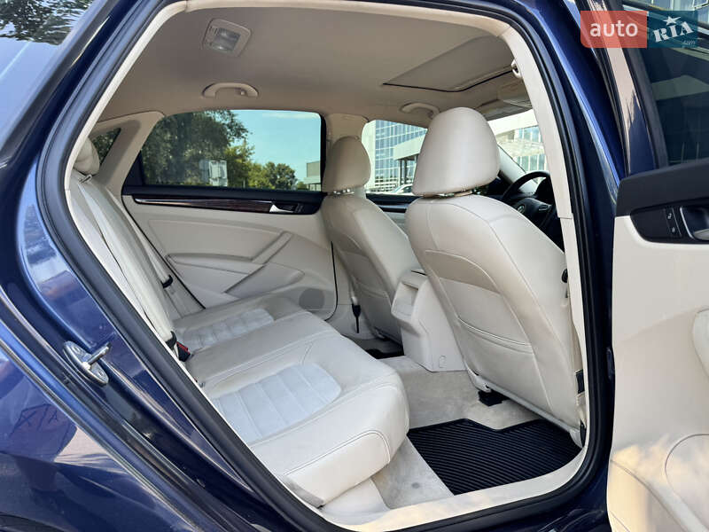 Седан Volkswagen Passat 2012 в Рівному