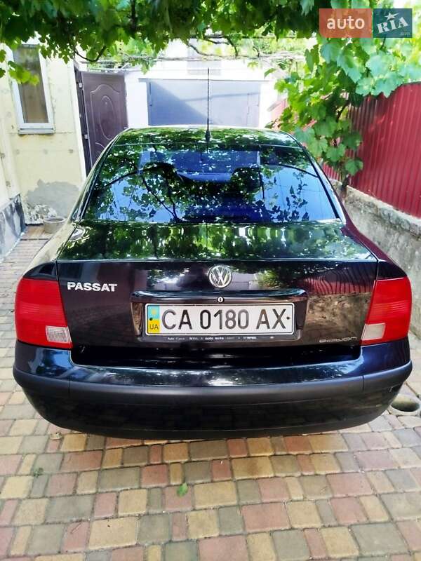 Седан Volkswagen Passat 2000 в Умані