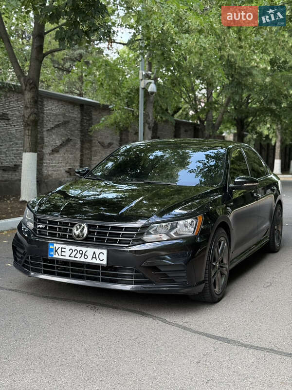 Седан Volkswagen Passat 2016 в Днепре