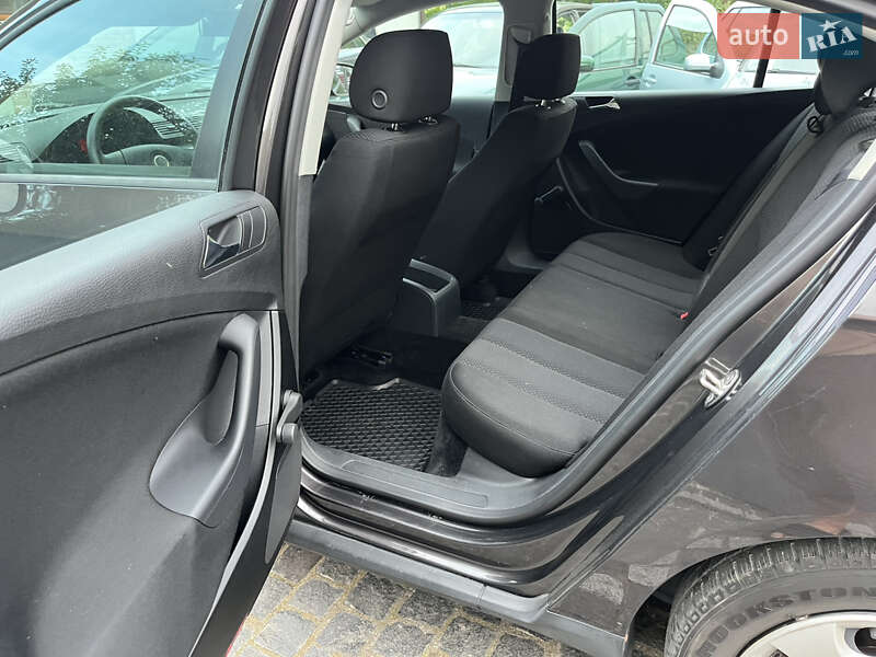 Седан Volkswagen Passat 2005 в Звягелі