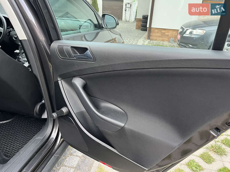 Седан Volkswagen Passat 2005 в Звягелі