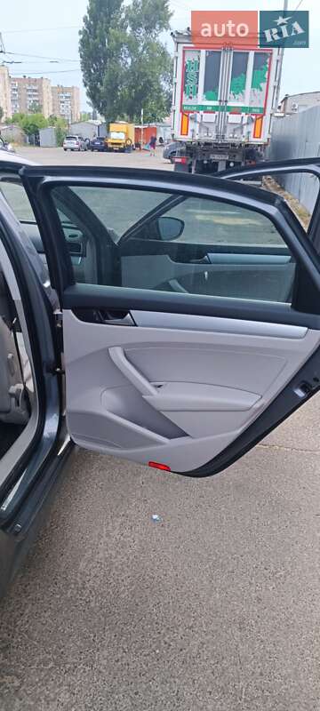 Седан Volkswagen Passat 2012 в Киеве