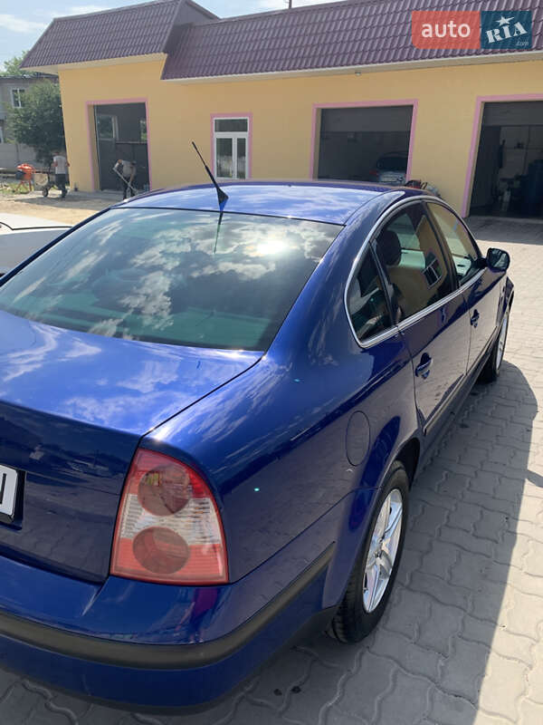 Седан Volkswagen Passat 2001 в Краснограде
