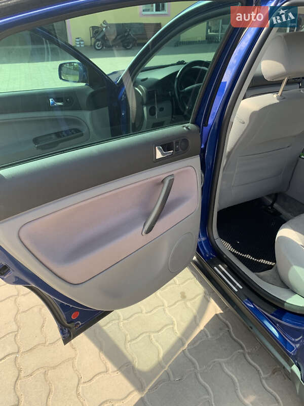 Седан Volkswagen Passat 2001 в Краснограде