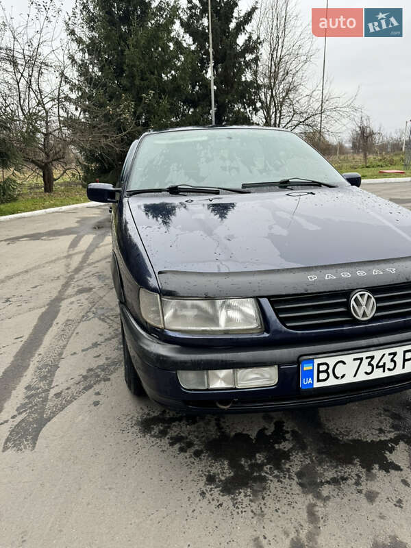 Седан Volkswagen Passat 1996 в Жидачові