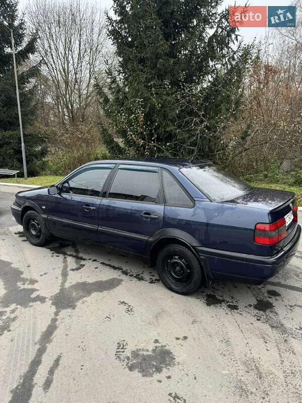 Седан Volkswagen Passat 1996 в Жидачові