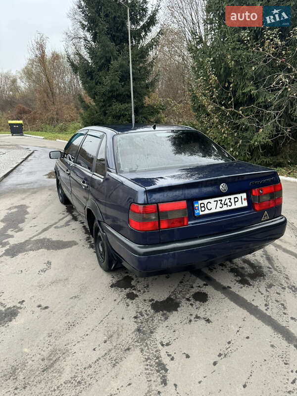 Седан Volkswagen Passat 1996 в Жидачові
