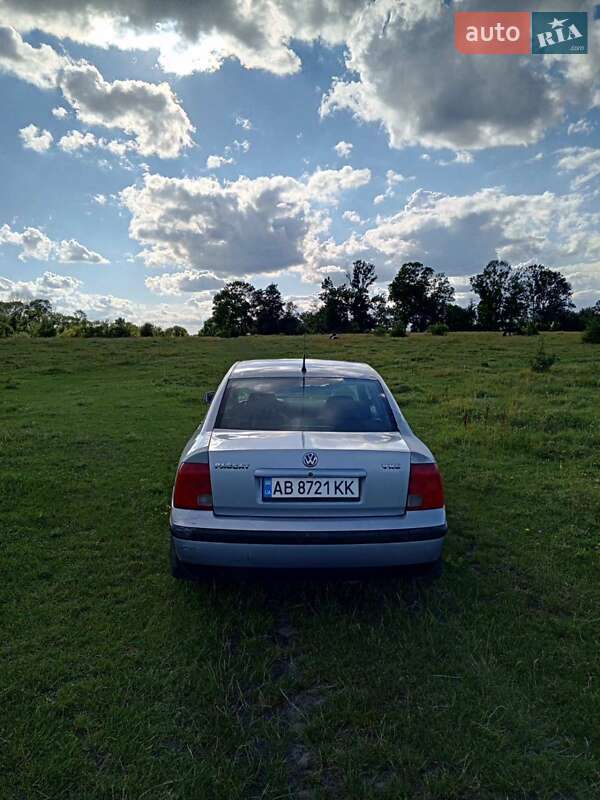 Седан Volkswagen Passat 1998 в Харькове
