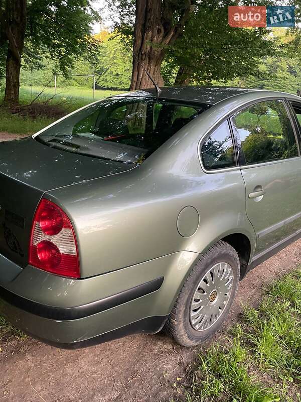Седан Volkswagen Passat 2002 в Києві