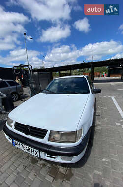 Седан Volkswagen Passat 1993 в Звягеле