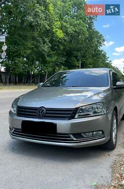 Седан Volkswagen Passat 2011 в Умані