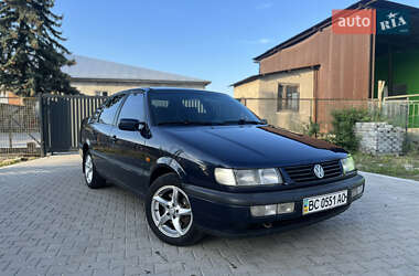 Седан Volkswagen Passat 1996 в Жовкві