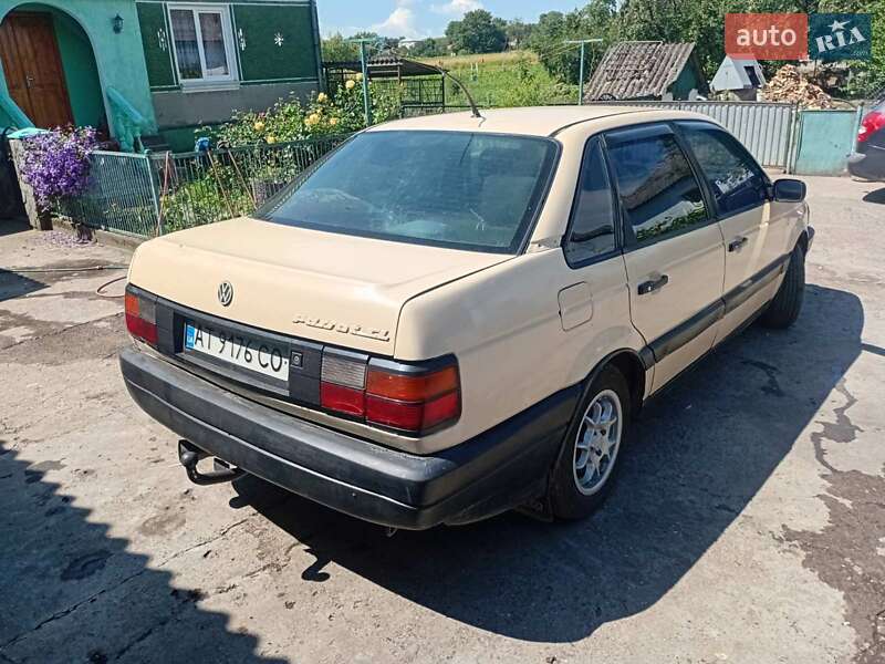 Седан Volkswagen Passat 1990 в Бурштыне