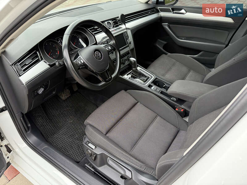 Седан Volkswagen Passat 2015 в Иршаве