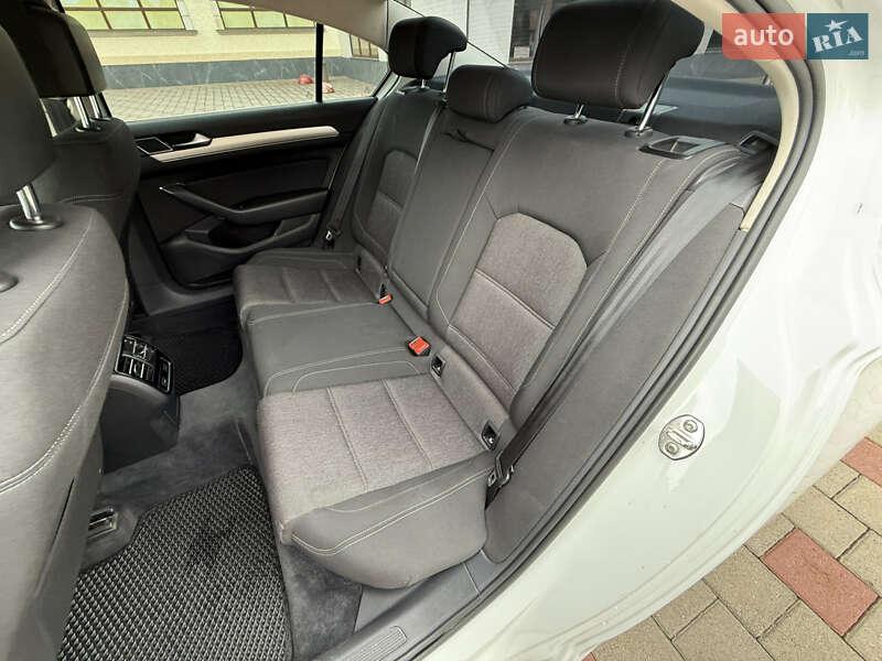 Седан Volkswagen Passat 2015 в Иршаве