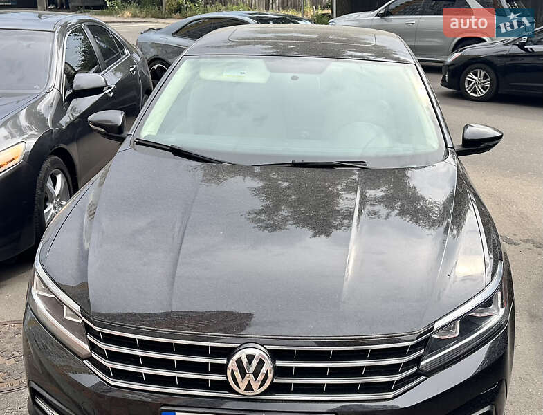 Седан Volkswagen Passat 2018 в Киеве