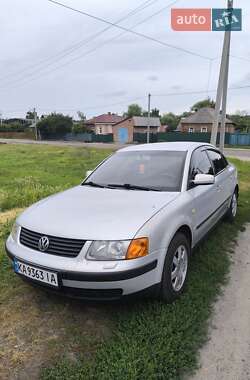 Седан Volkswagen Passat 1999 в Ромнах