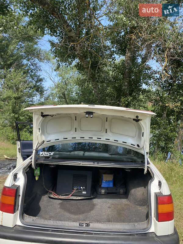 Седан Volkswagen Passat 1994 в Краснограді