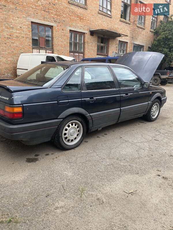 Седан Volkswagen Passat 1990 в Ромнах