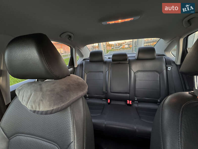 Седан Volkswagen Passat 2012 в Киеве