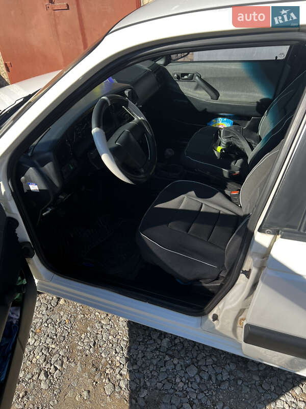 Седан Volkswagen Passat 1989 в Кривому Розі