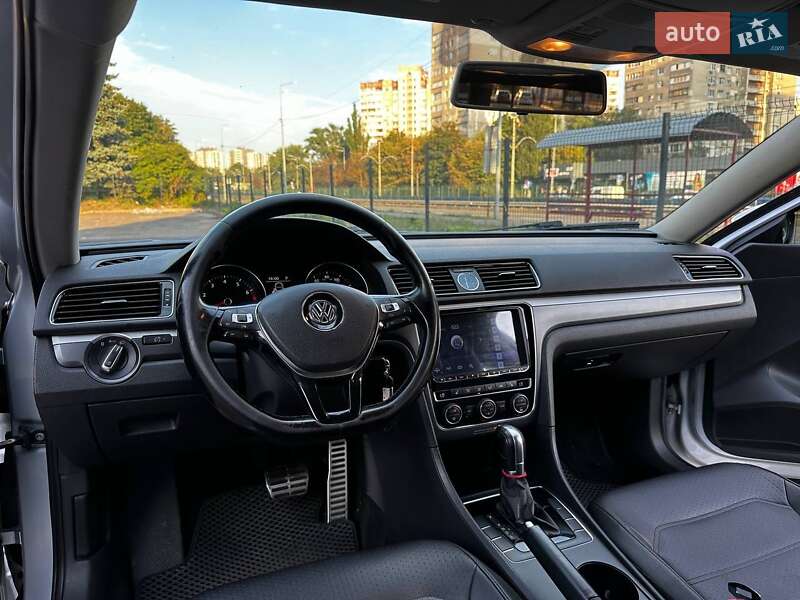 Седан Volkswagen Passat 2017 в Ивано-Франковске