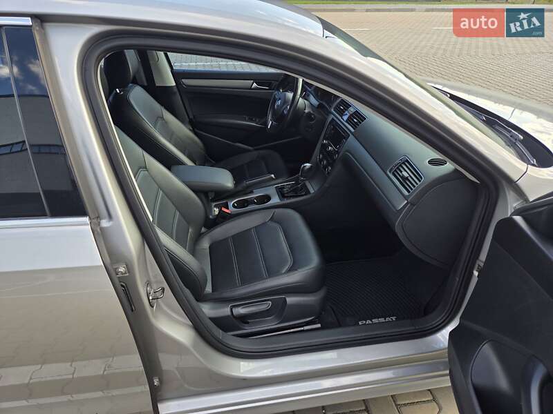 Седан Volkswagen Passat 2013 в Ивано-Франковске
