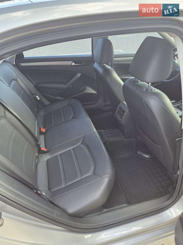 Седан Volkswagen Passat 2013 в Ивано-Франковске