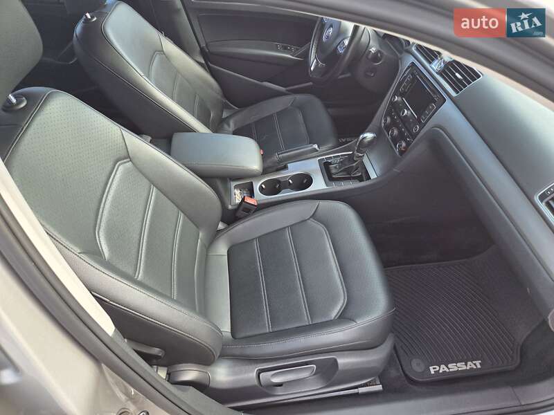 Седан Volkswagen Passat 2013 в Ивано-Франковске
