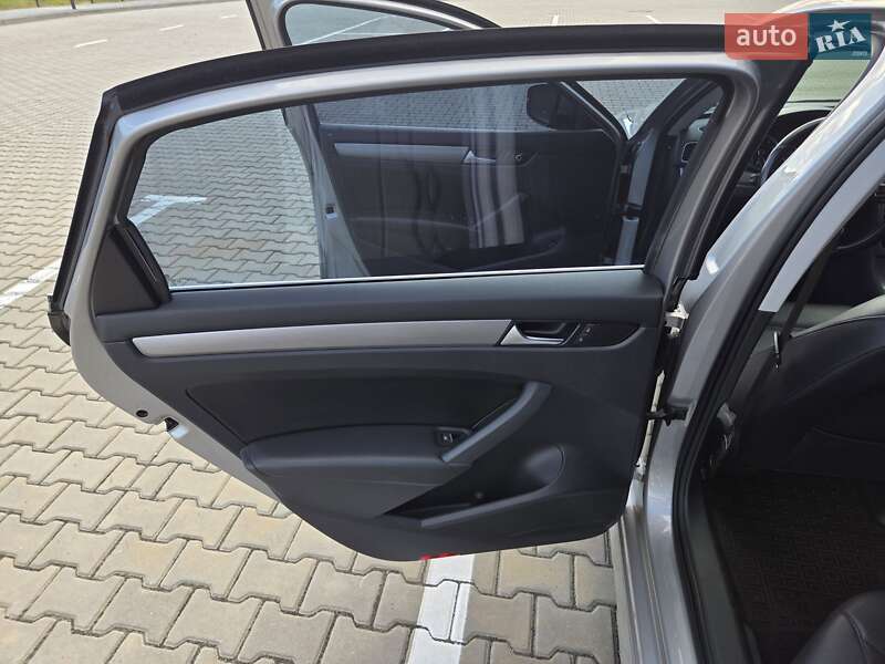 Седан Volkswagen Passat 2013 в Ивано-Франковске