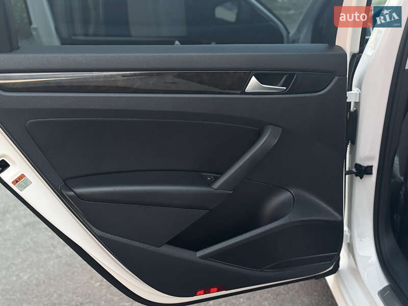 Седан Volkswagen Passat 2015 в Дрогобыче