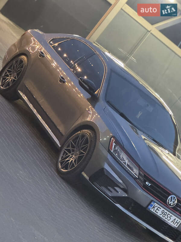 Седан Volkswagen Passat 2018 в Днепре