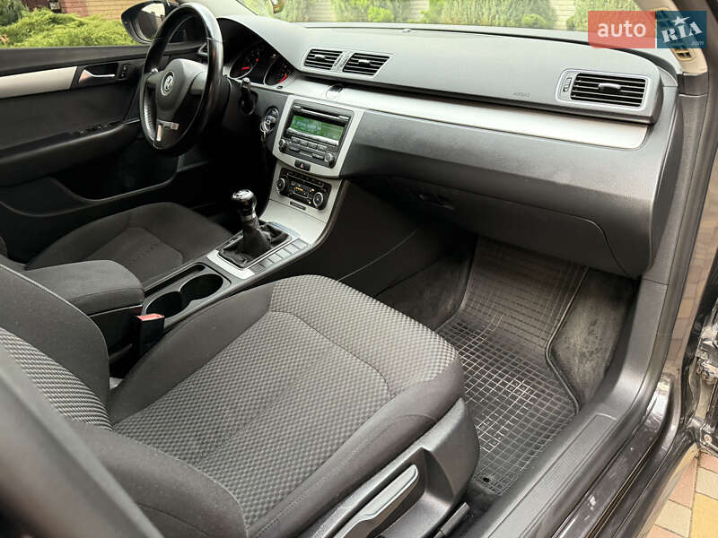 Седан Volkswagen Passat 2011 в Днепре