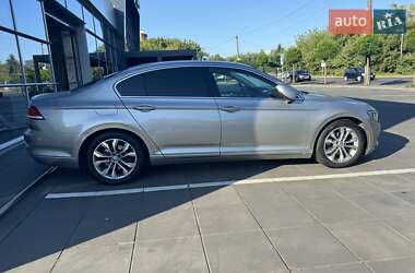 Седан Volkswagen Passat 2015 в Луцьку