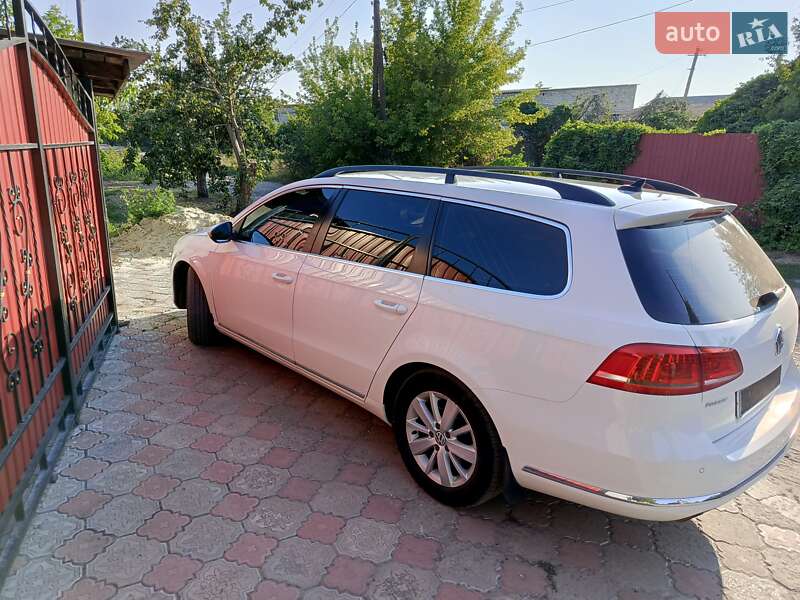 Універсал Volkswagen Passat 2013 в Ізюмі