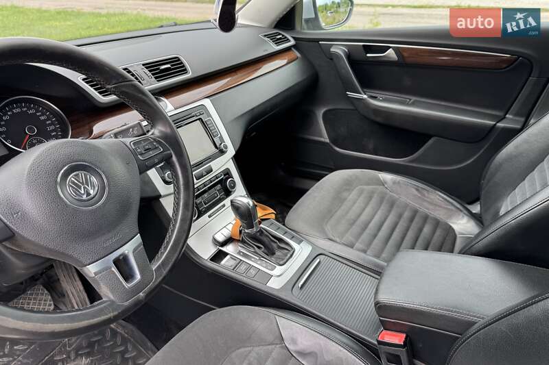 Седан Volkswagen Passat 2011 в Львове