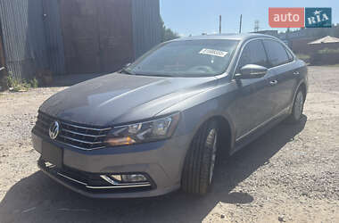 Седан Volkswagen Passat 2016 в Ровно