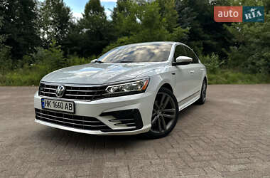 Седан Volkswagen Passat 2016 в Ровно