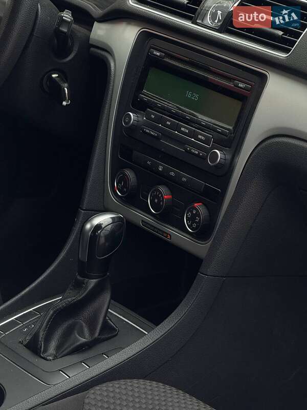 Седан Volkswagen Passat 2015 в Черновцах