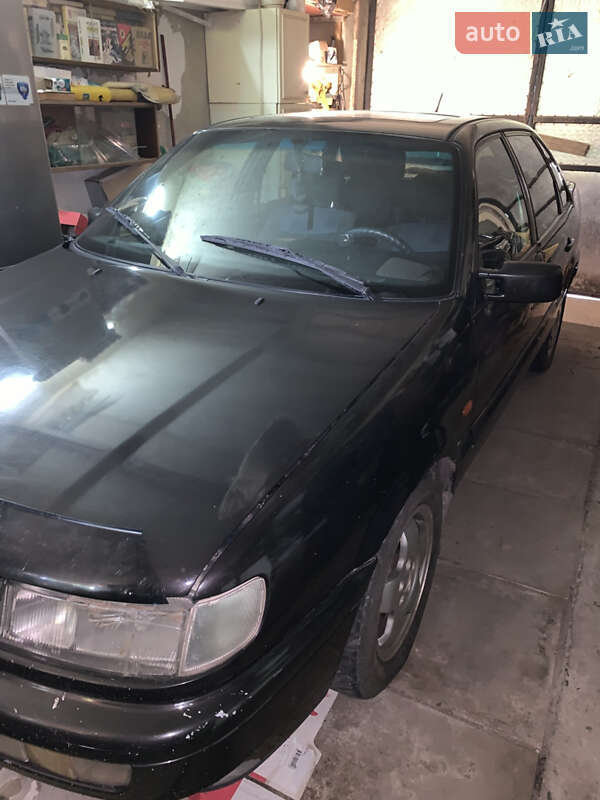 Седан Volkswagen Passat 1994 в Хотині