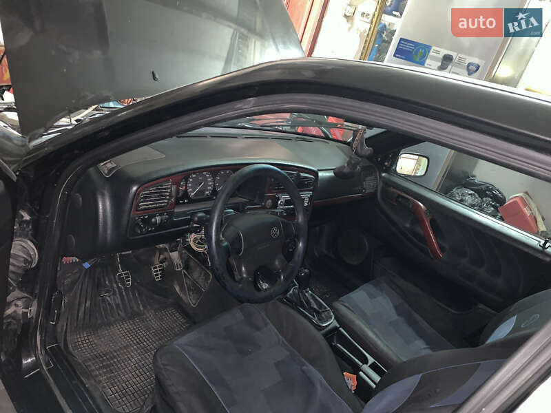 Седан Volkswagen Passat 1994 в Хотині