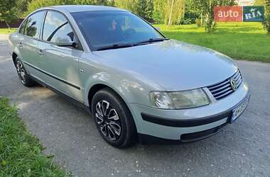 Седан Volkswagen Passat 1997 в Звягелі