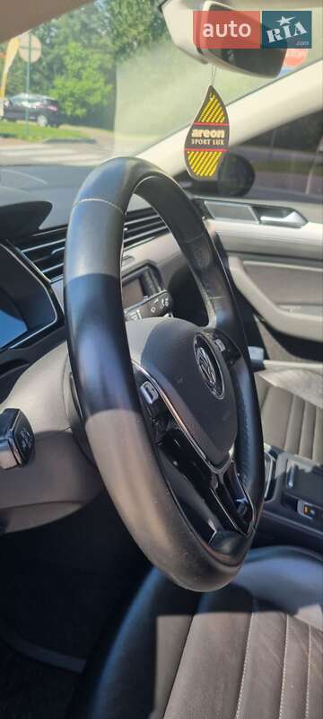 Седан Volkswagen Passat 2015 в Хмельницькому