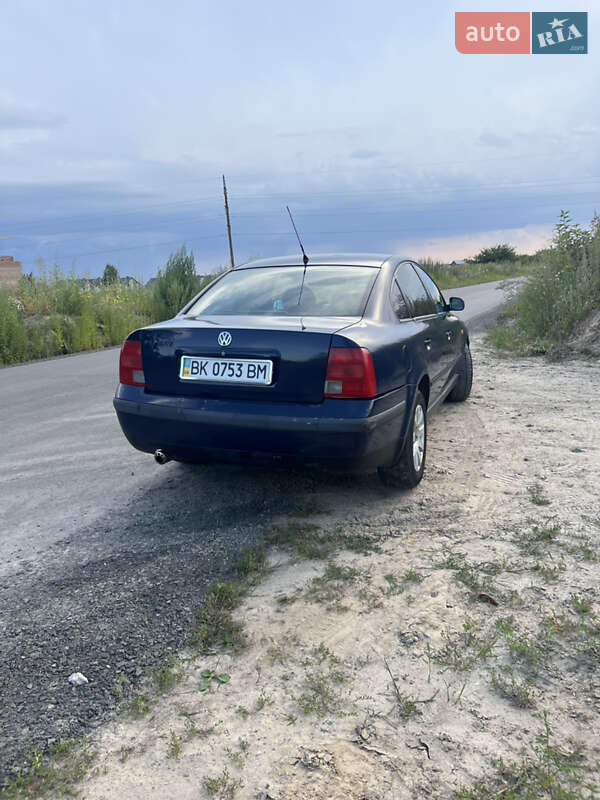 Седан Volkswagen Passat 1997 в Луцке