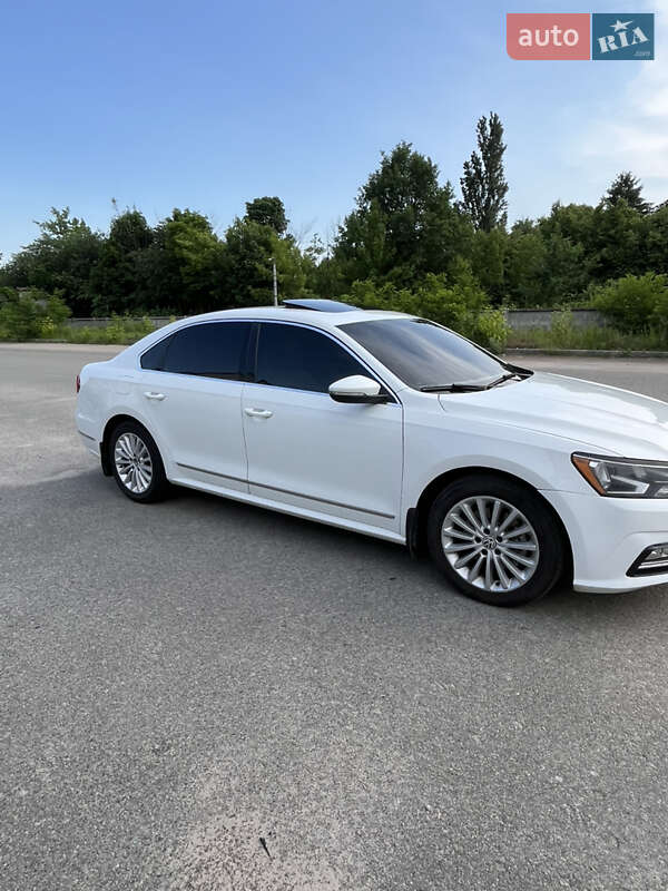 Седан Volkswagen Passat 2015 в Хороле