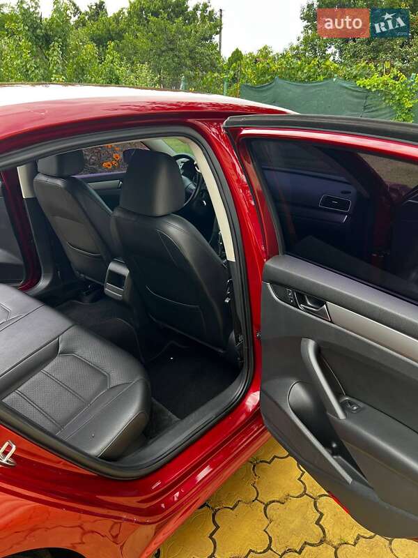 Седан Volkswagen Passat 2014 в Днепре