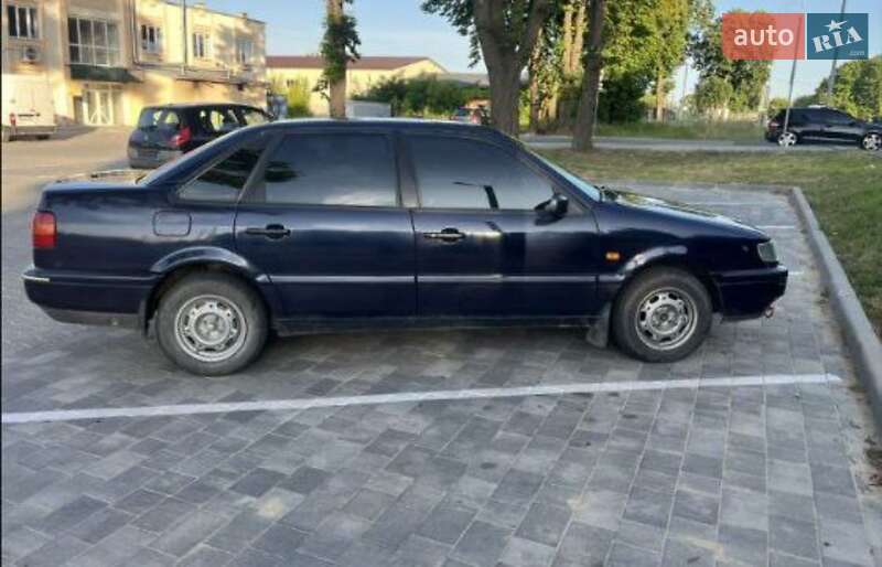 Седан Volkswagen Passat 1995 в Виннице